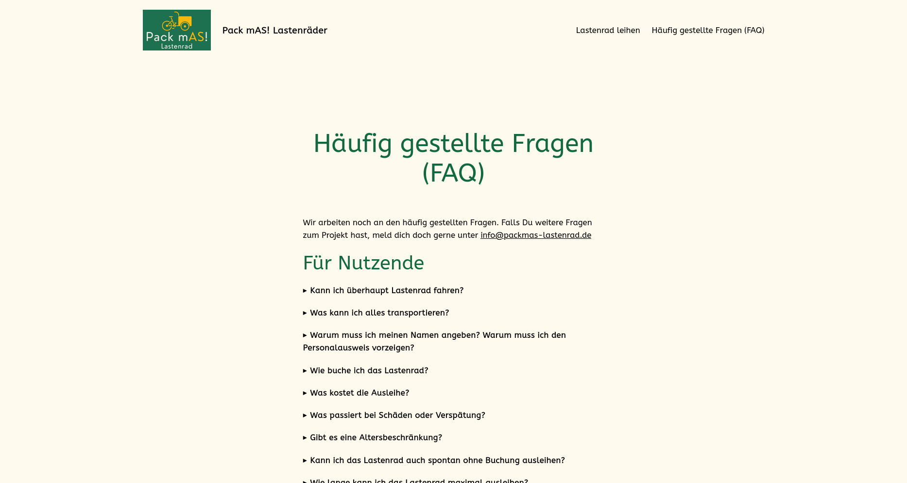 Screenshot der Startseite von pack mAS! Lastenrad. Links oben ein grünes Logo mit gelbem Lastenfahrrad, daneben Menüleiste mit Einträgen "Lastenrad leihen" und "Häufig gestellte Fragen" Darunter als Überschrift "Häufig gestellte Fragen", darunter als Dropdownliste Für Nutzende: "Kann ich überhaupt Lastenrad fahren?" "Was kann ich damit alles transportieren" "Warum muss ich meinen Namen angeben?"